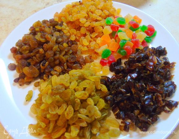 Приготовьте изюм, три разных вида, у меня обычный, золотой и дамский пальчик, финики нарежьте.