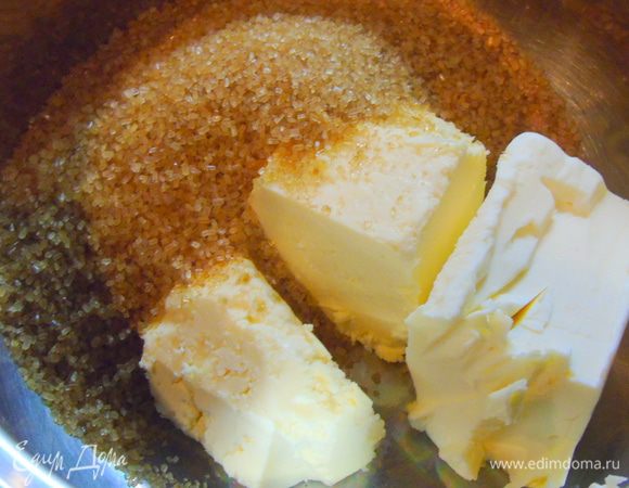 В кастрюльку кладем масло, сахар