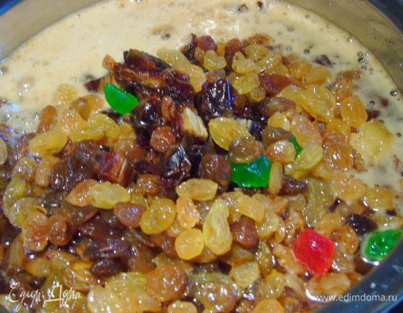 Добавьте сок и цедру апельсина, цукаты, сухофрукты и все это залейте пивом. Поставьте на огонь и после закипания варите на минимуме 15 минут. 