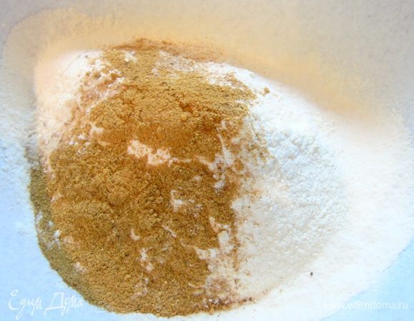 Добавляем приправы и разрыхлитель, перемешиваем.