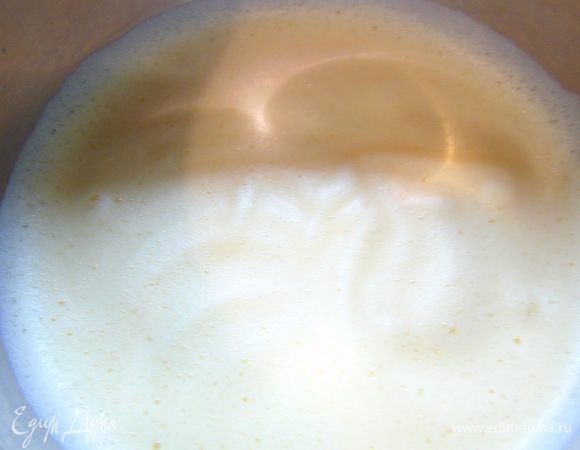 Яйца взбиваем в пышную пену.