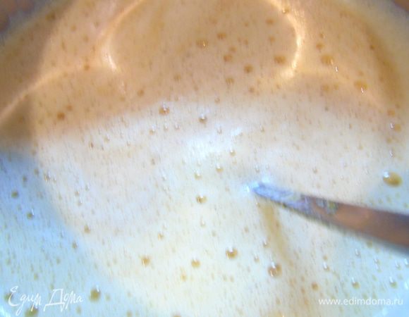 Смешиваем приготовленную теплую смесь и взбитые яйца.