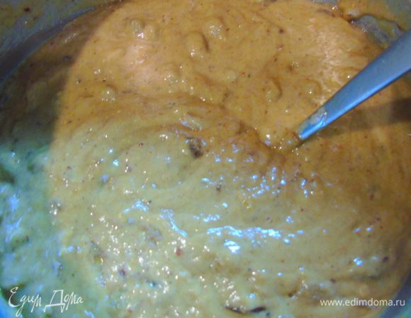 Добавляем муку со специями и разрыхлителем, хорошо перемешиваем.