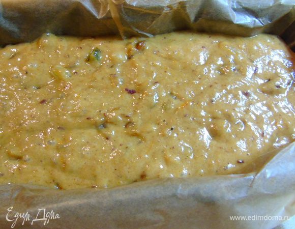 Форму выкладываем пергаментом и выливаем тесто.