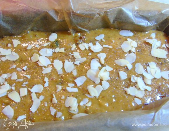 Присыпаем коричневым сахаром (20 г) и миндальными лепестками (по вкусу).