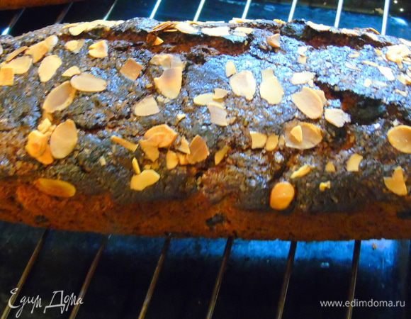 Затем переносим кекс на решетку и оставляем до полного остывания.