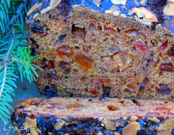 Заворачиваем в пергамент, а затем в фольгу и кладем в коробочку с крышечкой. Отправляем в прохладное место до Рождества. И вот как момент наступил, разрезаем на кусочки и наслаждаемся.