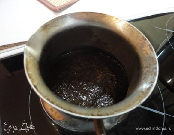 Влить воду и на огне довести до кипения, но не кипятить. Дать настояться 10 минут.