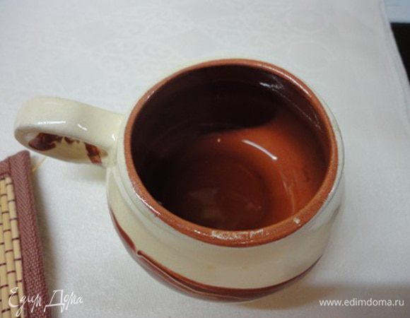 В чашку налить алкоголь.