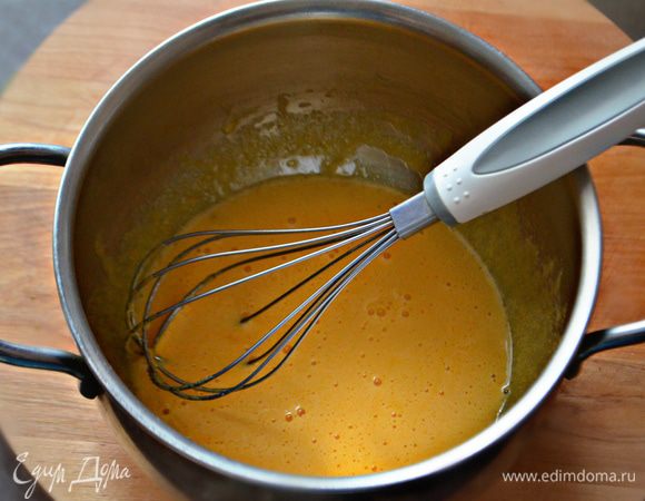 Смешайте желтки с сахаром, хорошо разотрите.