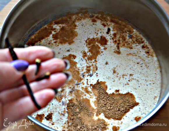 На медленном огне разогрейте молоко со специями. После закипания тонкой струйкой влейте яичную смесь, постоянно помешивая. Всю смесь снова поставьте на огонь и варите, пока она не станет более густой. Выньте стручок ванили и бутоны гвоздики. 