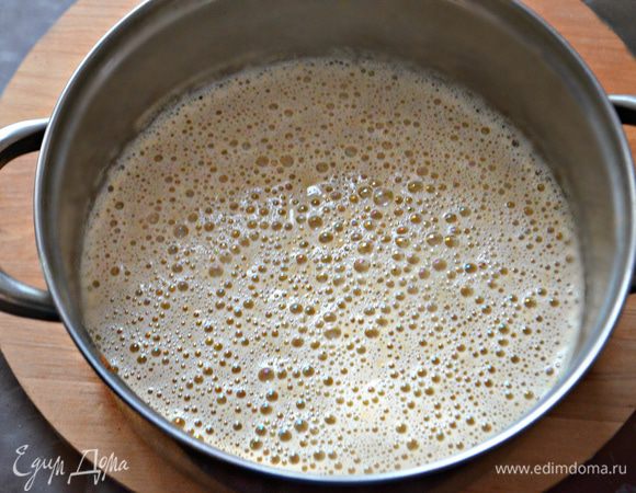 Добавьте сливки, подогрейте. В самом конце приготовления влейте 100 мл коньяка или рома, которые сделают напиток более ароматным и весёлым. Но этот этап можно и пропустить.