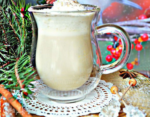 Разлейте коктейль по бокалам, украсьте "шапочкой" из сливок, припорошите корицей и подавайте. Хорошего вам настроения и весёлых праздников!