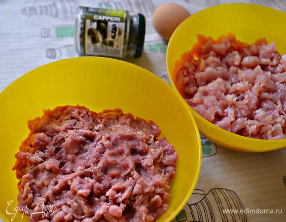 Филе грудки нарежьте небольшими кусочками. Мясо бедра пропустите через мясорубку, используя мелкое отверстие.