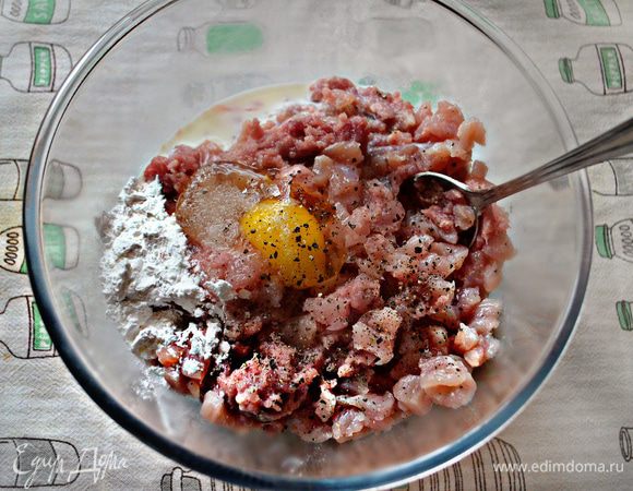 В фарш добавьте яйцо, сливки, кусочки филе, крахмал, соль, перец по вкусу и пряности.