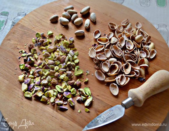 Фисташки очистите от скорлупы и крупно порубите.