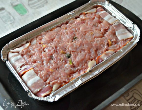 Разогрейте духовку до 180°C. Террин для большей сочности необходимо запекать на водяной бане. Для этого в большую форму поставьте форму с террином, налейте горячей воды так, чтобы она доходила до половины формы с террином. Запекайте террин в течение часа, если это необходимо, можно увеличить время на 20 минут.