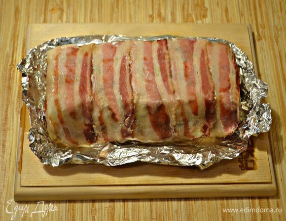 Достаньте форму с террином из духовки, снимите фольгу и аккуратно слейте мясной сок, остудите. Затем накройте террин чистой фольгой, сверху положите груз (пакет с молоком, соком) и поставьте на холод на несколько часов, можно и на ночь.