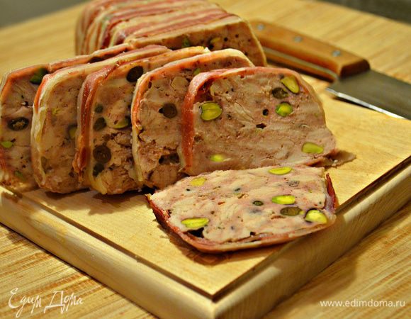 Готовый террин тонко нарежьте и подавайте к столу. Очень вкусно в качестве холодной закуски, а также и в тёплом виде. Приятного вам аппетита!