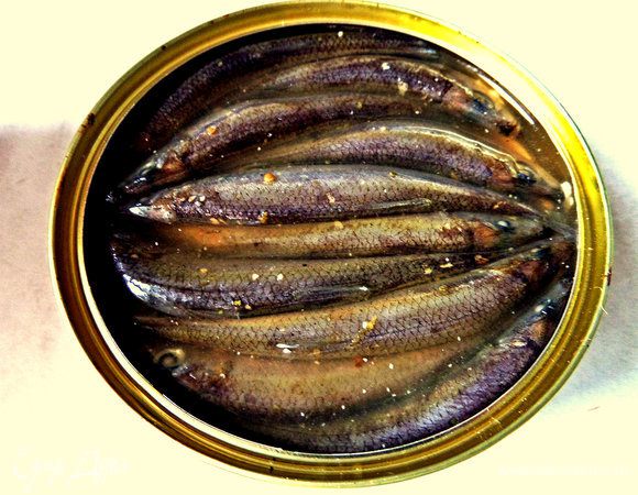 Нам понадобится банка "Рижской кильки" пряного посола.