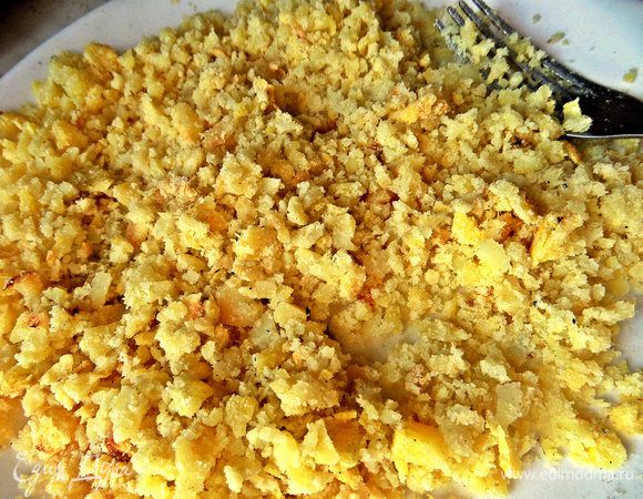 Также понадобится картошка: печёная, варёная, — любая, даже остатки пюре! Разминаем быстренько вилкой.