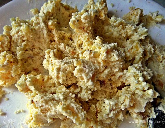 Продолжаем перетирать вилкой. Тут хорошо добавить рубленую зелень.