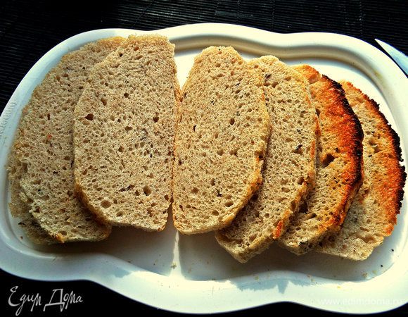 Хлеб подсушить немного в тостере. У меня хлеб "Рижский" кисло-сладкий с тмином.