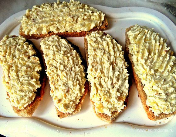 Наносим картофельно-сырный слой на хлеб.