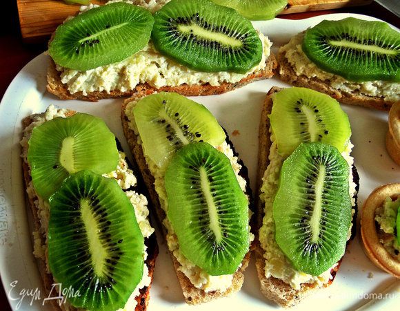 Раскладываем киви поверх картошки.