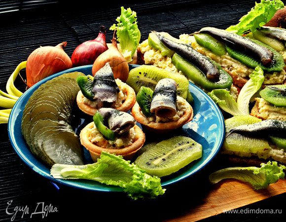 И завершаем килькой! Верх припорошить свежим или сухим укропом.