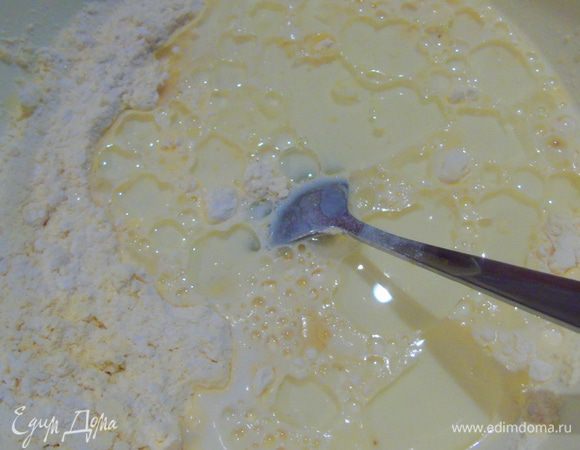 Добавьте молоко, растительное масло и уксус.