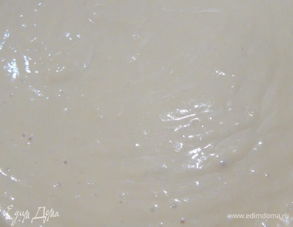 Хорошо перемешайте и вылейте в смазанную форму (диаметр 22см) Отправьте выпекаться в разогретую до 180°C духовку на 30-35 минут, до сухой спички.