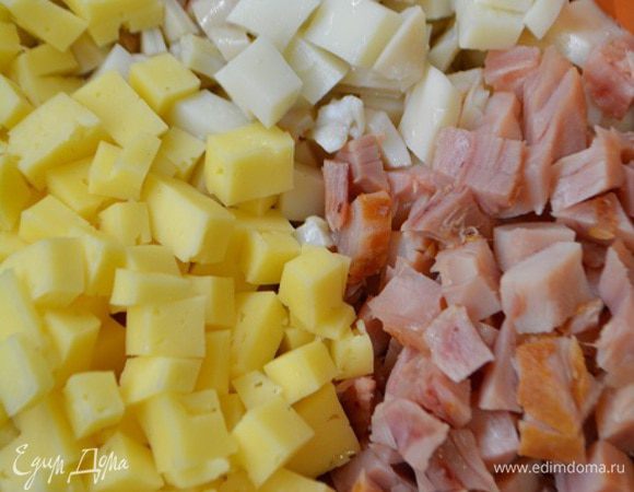 Кальмары помыть, почистить, отварить в подсоленной воде примерно 2-3 минуты. Остудить и нарезать кубиками.
Сыр и курицу также нарезать кубиками.