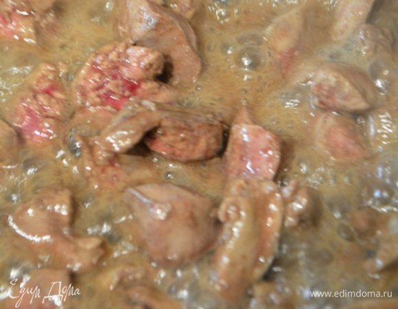 Печень помыть, удалить пленки и порезать небольшими кусочками. Печень обжарить на масле 5 минут, периодически помешивая.