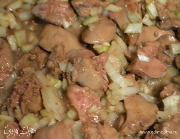 Лук почистить и порезать мелкими кубиками. Добавить к печени и готовить еще 5 минут.