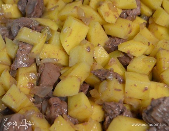 Картофель очистить, порезать кубиками. В сковороду добавить картофель и тушить под крышкой на медленном огне 20 минут.