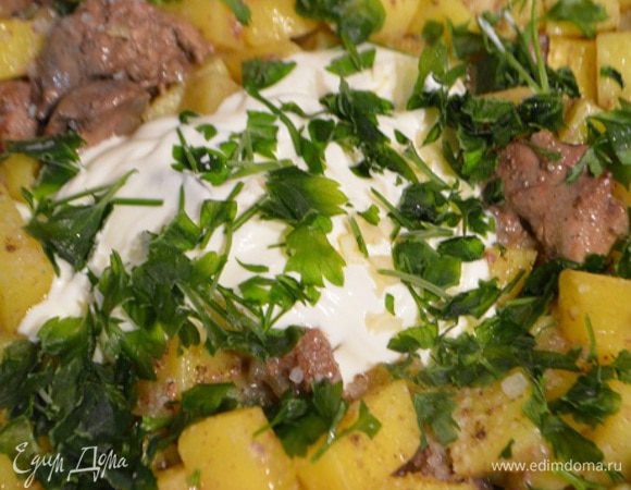 По истечению времени добавить соль, измельченный чеснок, петрушку и добавить сметану. Аккуратно перемешать и готовить еще 5 минут.