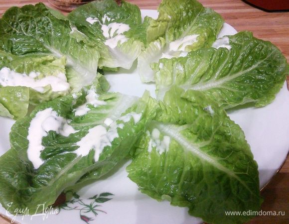 На большую тарелку выложить слоями все ингредиенты, поливая каждый слой салатным соусом. Можно поставить на тарелку круг от разъемной формы и выкладывать салат с ее помощью.