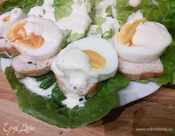 Сверху салат посыпаем сырной стружкой (можно взять любой сыр твердых сортов, желательно пикантный).