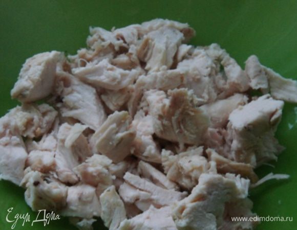 Отварную или запеченную (как у меня) грудку нарезать кубиками.
