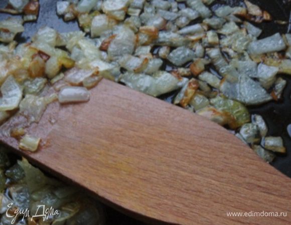 Небольшую луковицу нарезать кубиками и обжарить на подсолнечном масле до золотистого цвета.