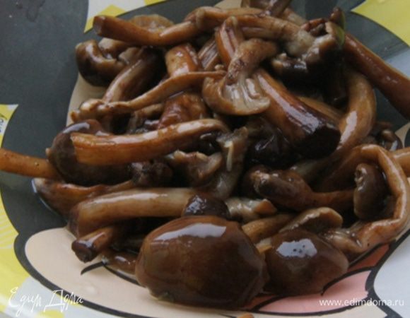 Маринованные опята, у меня приготовленные мамочкой, порезать пополам.