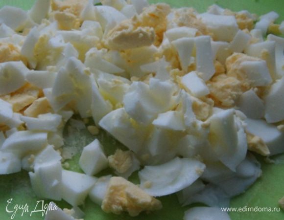 Яйца отварить и нарезать кубиками.