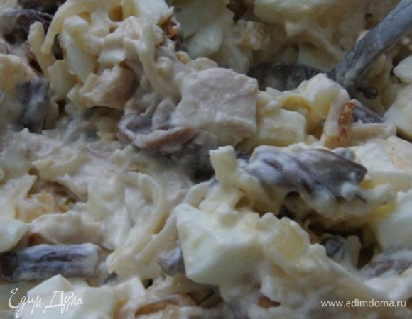 Перемешать все составляющие и заправить по желанию майонезом или сметаной. Убрать в холодильник минут на 15, чтобы охладился.