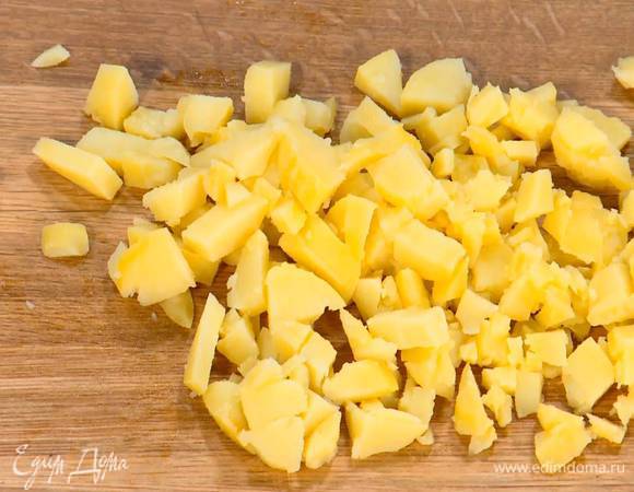 Картофель отварить в мундире, затем почистить и нарезать небольшими кубиками.