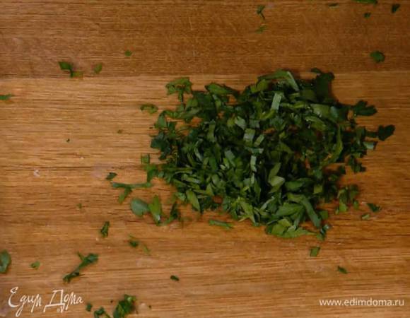 Петрушку мелко порубить.