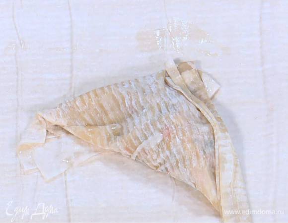 Края теста завернуть наверх, скрепляя треугольник.