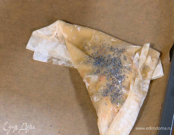 Пирожки смазать сверху маслом, выложить на противень, выстеленный бумагой для выпечки, и посыпать маком.