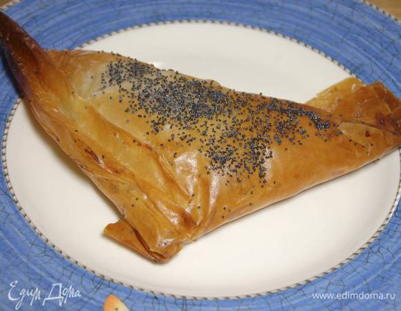 Выпекать самсу в разогретой духовке 10 минут.