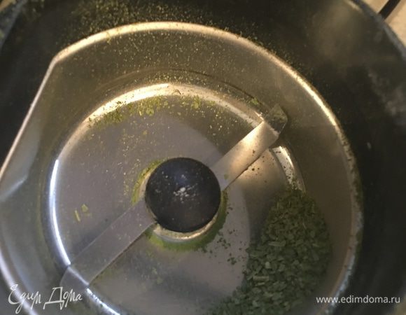 Лавровый лист перемалываем (я измельчила в электрической кофемолке).